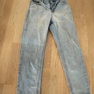 Ljusblå jeans från grunt - Säljer 2 par ljusblå jeans från grunt 1 par för 200 men båda för 350, pris kan diskuteras. De är ungefär storlek 152-164.