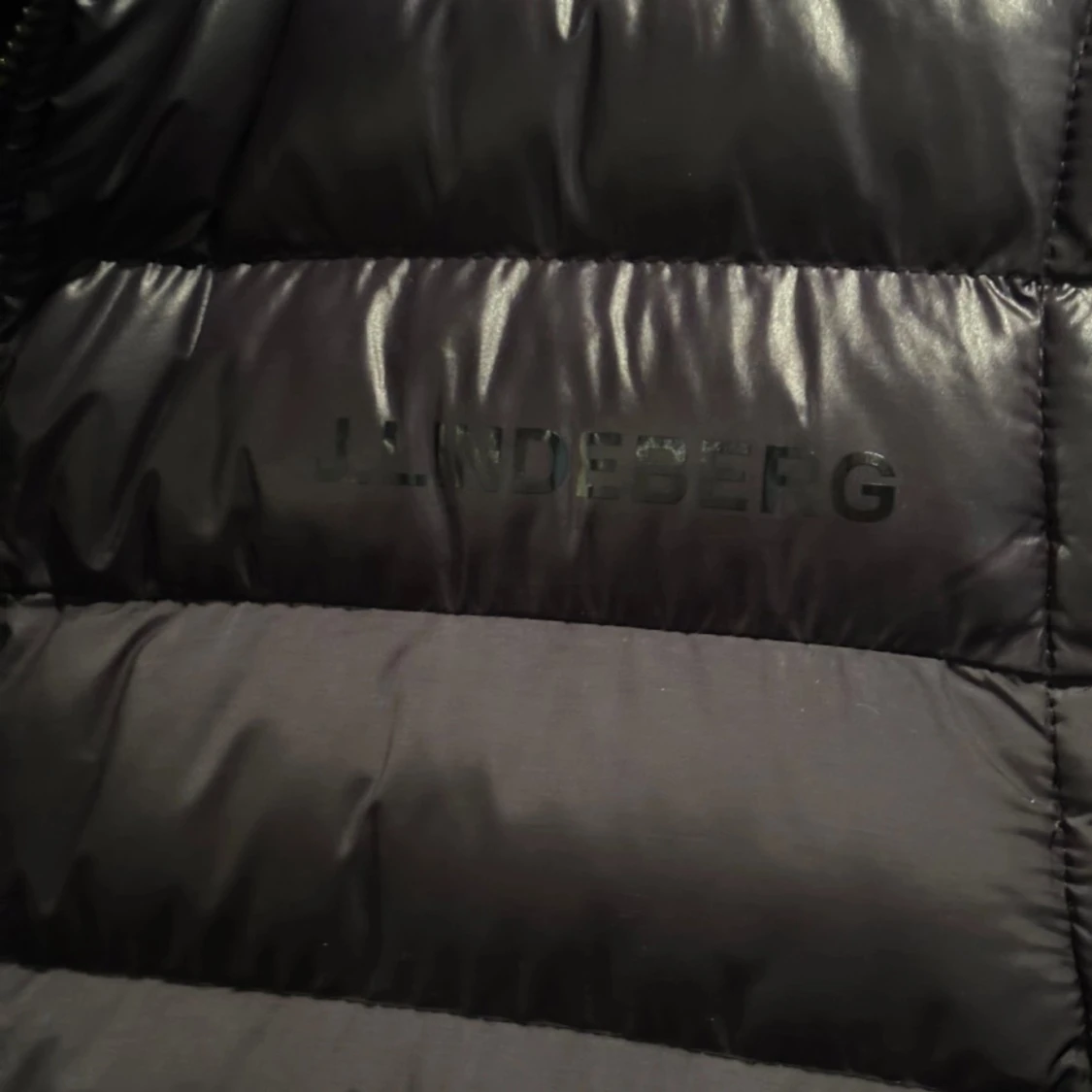 Svart dunväst från J.Lindeberg - 90