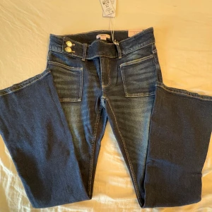 Blå jeans från Gina Tricot  - Säljer dessa snygga lågmidjade jeans från Gina Tricot. Aldrig använda och har kvar prislappen💘