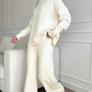 Krämvita stickade mjukisbyxor - Supermjuka och sköna krämvita mjukisbyxor i stickat material. Byxorna har en loose passform med breda ben och resår i midjan. Perfekta för en chill och avslappnad look hemma eller när du vill vara bekväm men ändå snygg. Nya