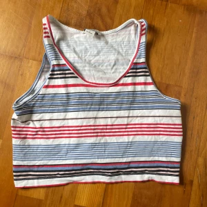 Monki crop top  - Randig crop top från Monki, i perfekt skick 