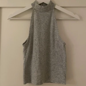 Linne - Ljusgrått ribbat linne från Bik Bok, storlek XS.