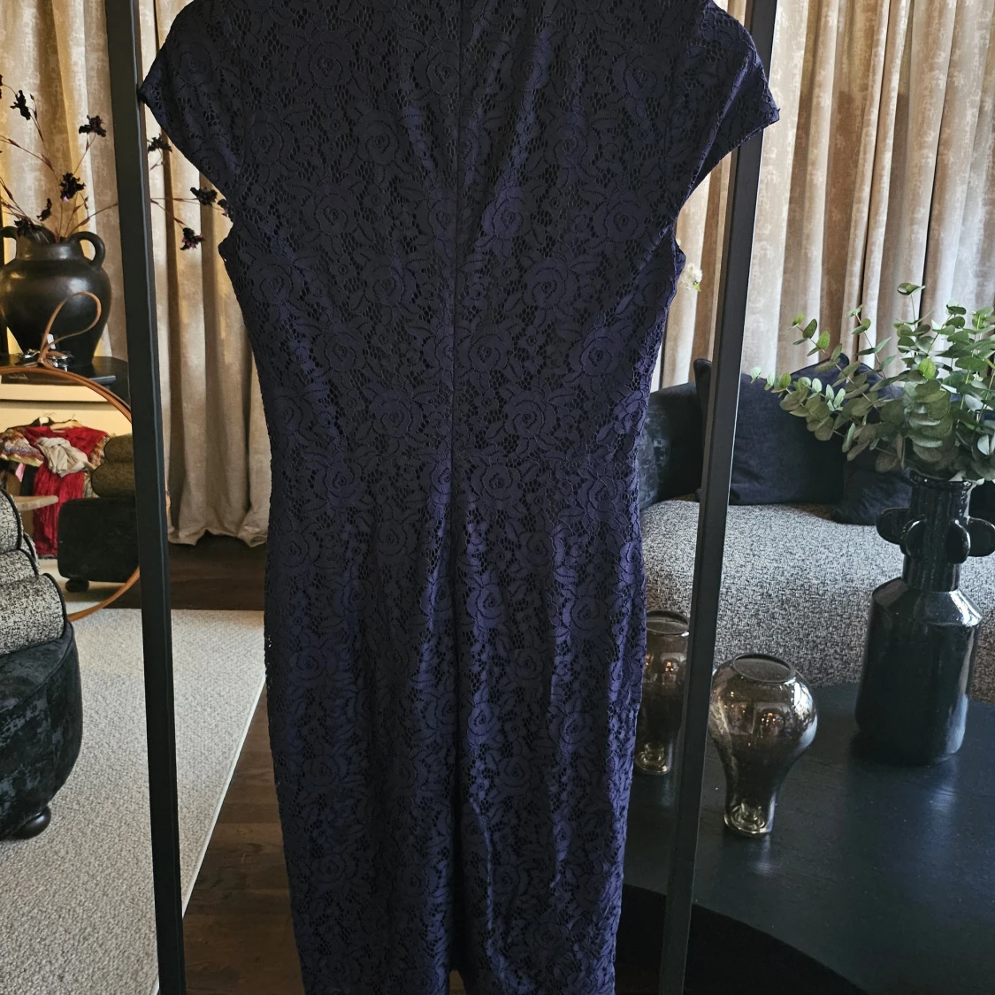 Mörkblå spetsklänning med omlott - detalj - 1