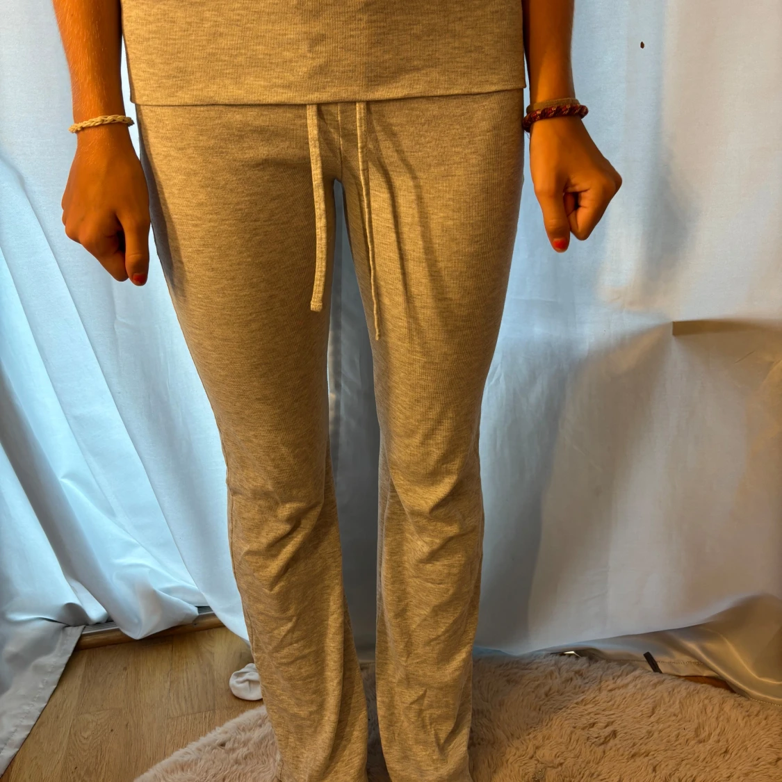 Grå mjukisbyxor med snörning