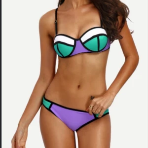 Färgglad bikini - Snygg bikini med bygel och push-up kupor. Överdelen har justerbara axelband och knäppning bak. Underdelen har matchande färgblock och sitter bekvämt på höften. Aldrig använd. Storlek M men passar Xs-S också!☺️💗