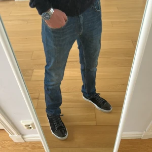 Tiger of sweden jeans  - Tjena säljer ett par tiger of sweden jeans i strl 30/32 i modellen Iggy, byxorna är i ett bra skick hör gärna av dig vid intresse😁