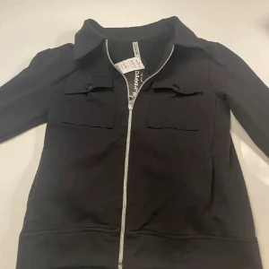 Svart overshirt med dragkedja - Overshirt blue effekt | skick 7,5/10 lite använd | nypris ca 1200, är svår att få tag på. Mitt pris 475kr | har ej kvittot kvar | storlek 140 men skulle säga att det passar bättre till 145-153 cm lång | 