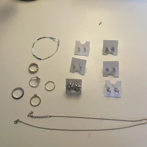 Mixade ringar, örhängen, halsband & armband - Säljer armband, ringar och örhängen❤️❤️ kontakta mig om ifall du vill köpa ngt eller några smycken så kan vi komma överens om ett pris! Men ca mellan 5 - 20  kr styck ! Men kan bli mindre ifall man köper ngra stycken! ❤️❤️