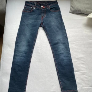 Jacob Cohen jeans - Säljer dessa mörkblå jeans från Jacob Cohën. Jeansen har det klassiska Jacob Cohën ”J” på fickan. Jeansen har ett unikt och väldigt snyggt Japan tema. Det kan man både se på baksidan av jeansen men även knappen där fram. 🇯🇵🔥