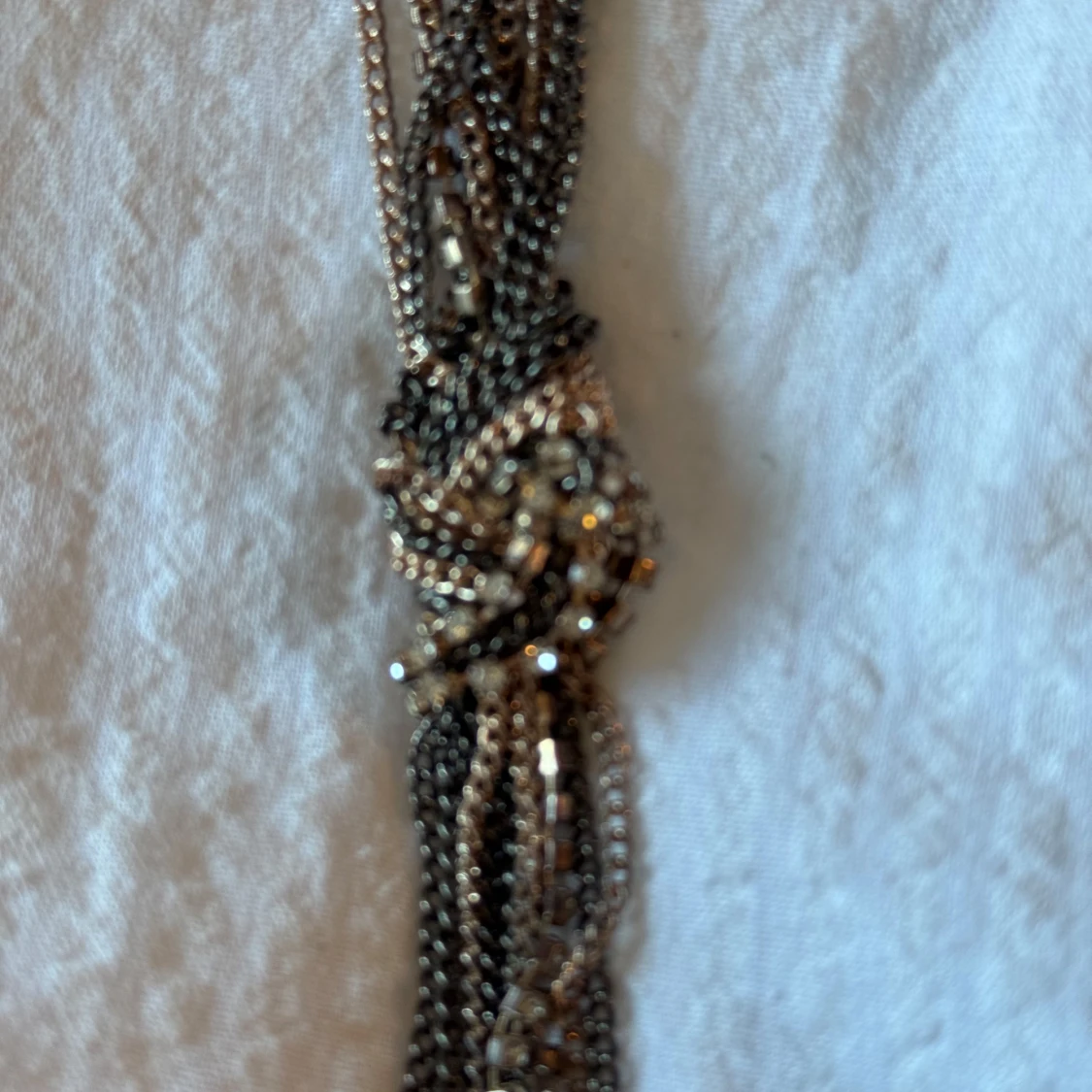 Långt silverfärgat halsband med knut - 1