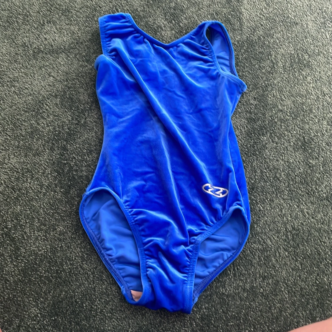 Blå sammets gymnastik dräckt