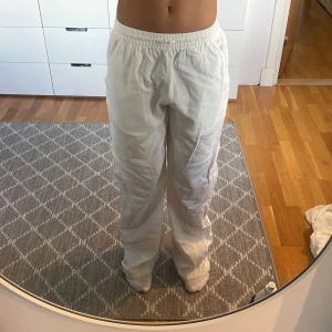 linnebyxor - storlek 170, linnenblandning, lite slitna nere vid fötterna men inte mer än vad som syns på bilderna. säljer dom pga att dom är för stora.