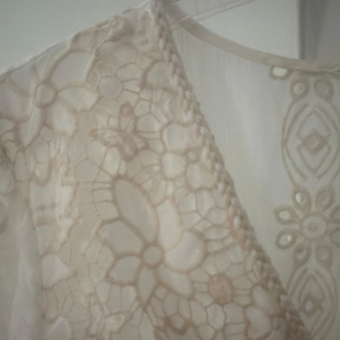 Cremefärgad,  med beige spets. Bohostil. - 2