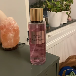 Victoria's Secret Velvet Petals mist - Body mist från Victoria's Secret i doften Velvet petals som knappt är använd. Säljer den då den ej kommer till användning.