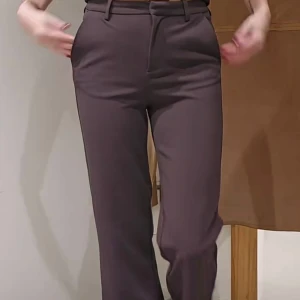 Raka kostymbyxor  - Bruna raka kostymbyxor från veromoda, modellen är vmzamira. Storlek xs men dom är väldigt stretchiga och passar mig som brukar ha s 