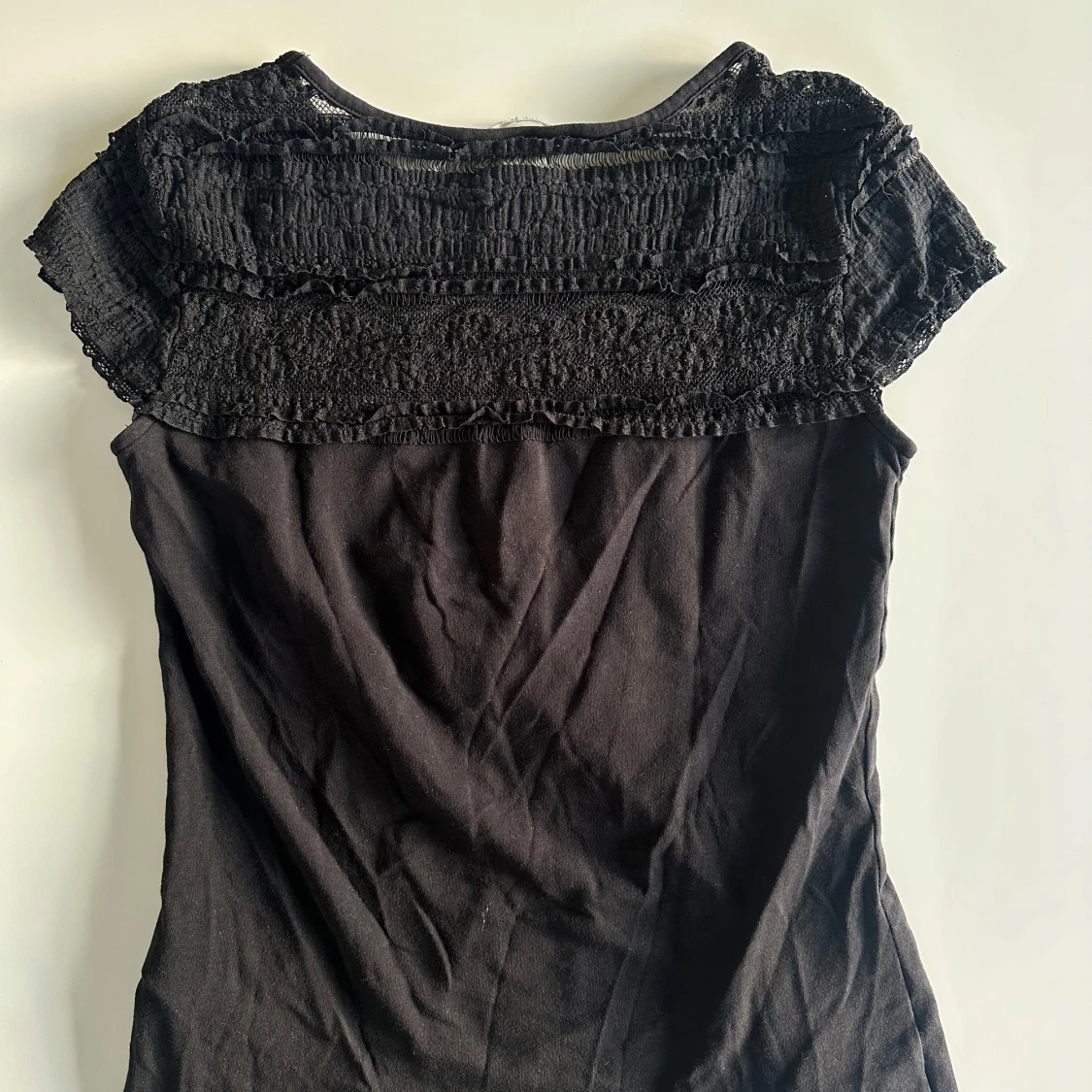 Svart topp med spetsdetaljer  - 2