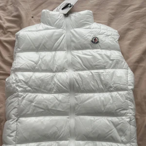 Vit dunväst från Moncler - Moncler väst Storlek L, sitter som M. Använd fåtals gånger. 