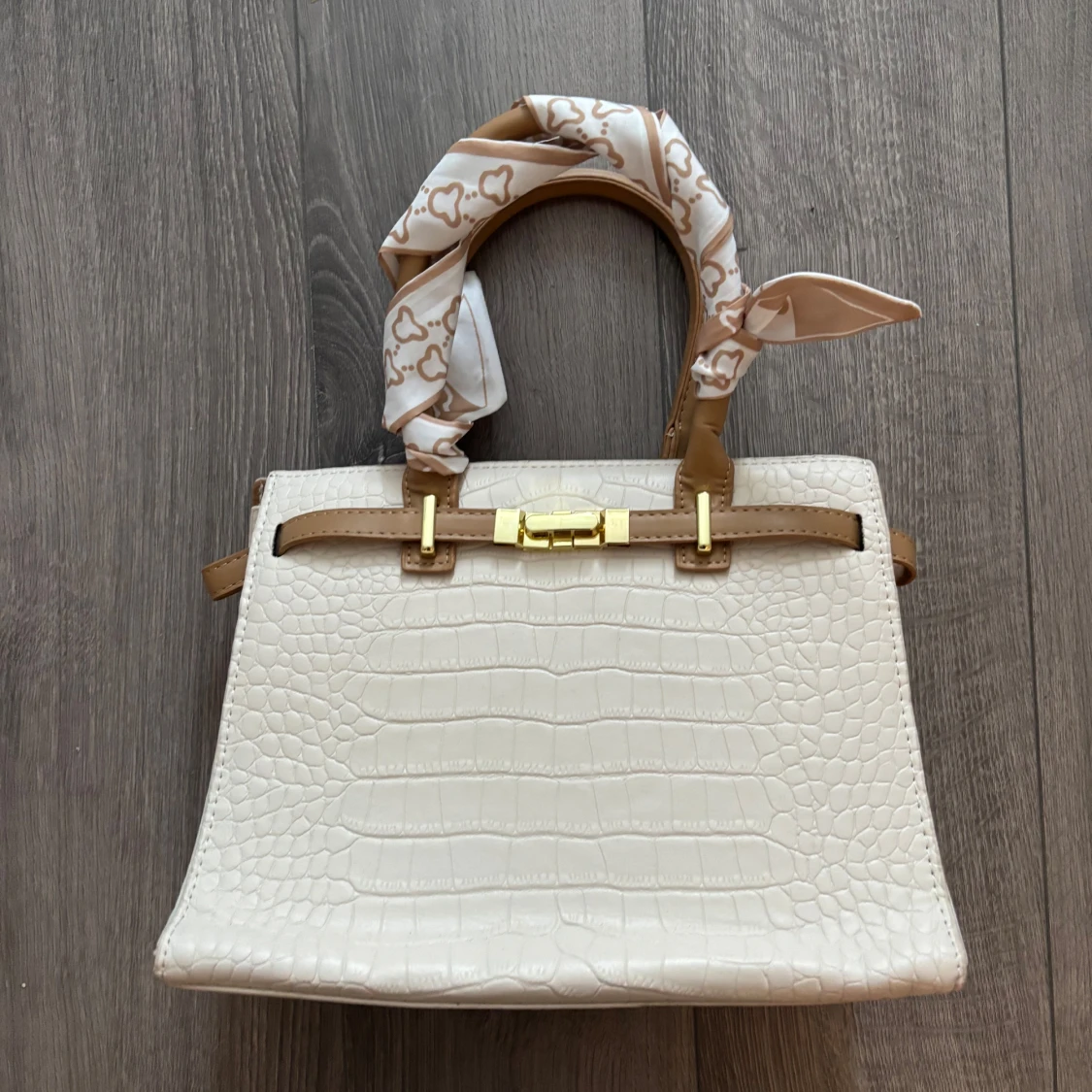 Vit handväska med croco-mönster