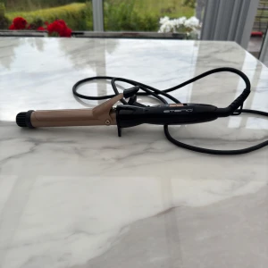 Locktång från Emerio - Säljer en locktång från Emerio i 25mm då jag köpt en ny. Locktången är smidig och formar jättefina lockar. 