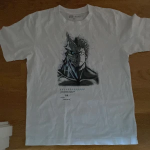Vit kaiju no. Eght t-shirt från UNIQLO - as fet vit t-shirt från Uniqlo i bra skick andvänd 2-3 gånger. 