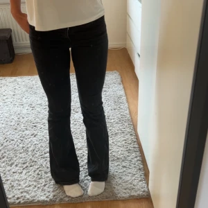 Svarta low waist bootcut jeans - Helsvarta bootcut jeans med låg midja. Jättefina jeans som passar till allt. Innerbenslängd 84cm. Hör av dig vid frågor🩷