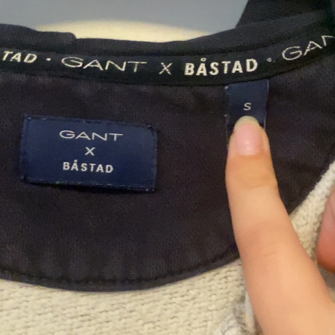 Grå hoodie GANT x Båstad S - 2