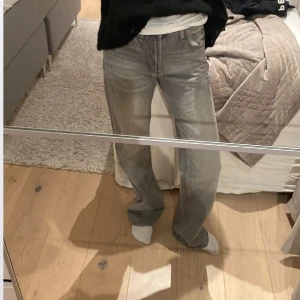 Wide leg Zara jeans - Populära jeans TRF wideleg mid waist från zara.  Säljs inte längre. Köpte av en tjej på Plick som hade använt bara nån gång för 400🤍lite långa på mig som är 163 men funkar