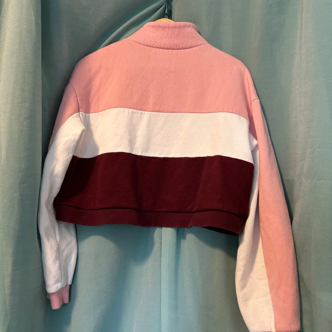 Croppad rosa och vinröd tröja med zip - 1