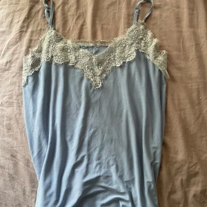 Ljusblå linne med spets - Linne från new yoker säljer då den ej kommer till användning