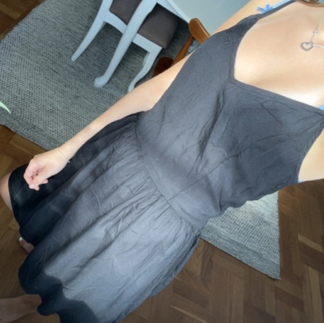 Svart kort klänning med smala axelband