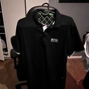 Hugo Boss Piké - Piké från Hugo Boss i fint skick. Storlek S