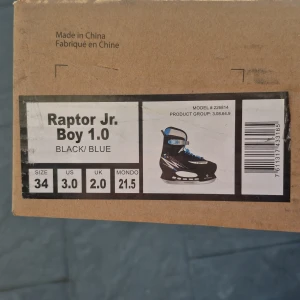 Svarta och blå skridskor Raptor Jr - Snygga svarta och blå skridskor från TecnoPro, modell Raptor Jr Boy 1.0. De har snörning och spänne för extra bra passform och stabilitet. Perfekta för isbanan med sin sportiga look och coola detaljer. Använd endast en gång 