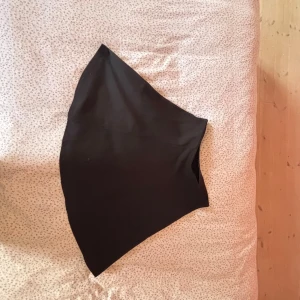 Svart kortkjol från C i XS - Svart, stilren kortkjol från Cubus i storlek XS. Kjolen har en enkel och klassisk design med lätt A-linjeformad siluett och bred linning. Perfekt för dig som gillar minimalistisk stil och vill ha en kjol som är lätt att matcha med olika toppar.