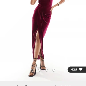 Vinröd sammetsklänning från TFNC London - Helt ny klänning från märket TFNC, köpt från Asos. Returnerade inte i tid, därför säljs den.  Nypris: 929kr Storlek: 36/8