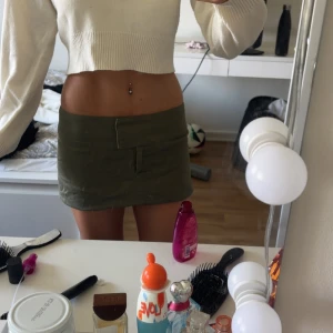  croppad stickad tröja - Superfin croppad stickad tröja från H&M . Tröjan har v-ringning, bred ribbad kant nertill och långa ärmar. Perfekt till hösten.