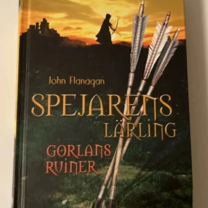 Spejarens lärling: Gorlans ruiner - Följ Will, en snabb och kvicktänkt lärling, när han tränas av spejaren Halt i pilbåge, knivar och hemliga uppdrag. En spännande fantasyberättelse om mod, vänskap och äventyr – perfekt för dig som gillar mysterier och action!