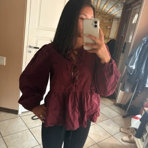 Blus med knyte  - En jättefin blus som tyvärr inte kommer till användning, köpt på vero Moda💕