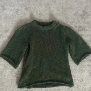 stickad tröja - säljer denna stickade tshirt som är super fin och i super bra skick! skriv om ni undrar något! står ej storlek men passar mig som är s/m