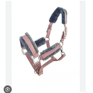 Equestrian Stockholm grimma💓 - ❗️Pris kan diskuteras❗️ Säljer min jättefina rosa/grå ES grimma i storlek ponny🎀 Man kan tjustera storleken🥰 Nypris-699kr💓Används ett fåtal gånger!🥰 Säljer avän ett matchande schabrak!!