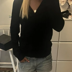 Svart kofta från Stockh LM, storlek S - Svart kofta från Stockh LM i storlek S. Den har v-ringning, knappar framtill och två små fickor. Perfekt att slänga på över en t-shirt eller linne för en chill look. Pris går att diskutera 🥰💖