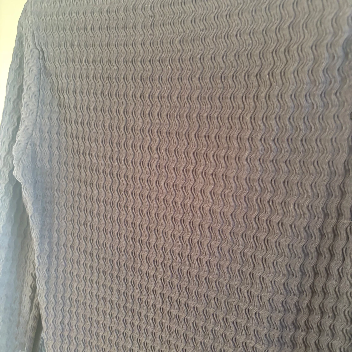 Svart långärmad tröja med vågigt mönster - 1