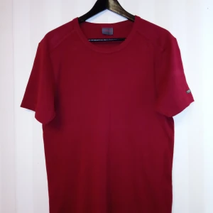 Röd t-shirt från Esprit i bomull - Snygg röd t-shirt från Esprit i 100% bomull. Klassisk rund halsringning och korta ärmar. Perfekt basic-plagg med diskret Esprit-logga på ärmen. Skön och enkel att matcha till jeans eller shorts.                                                 Kan skickas med extra pris via post.