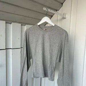 Grå långärmad tröja från Nelly - helt oanvänd!🩶