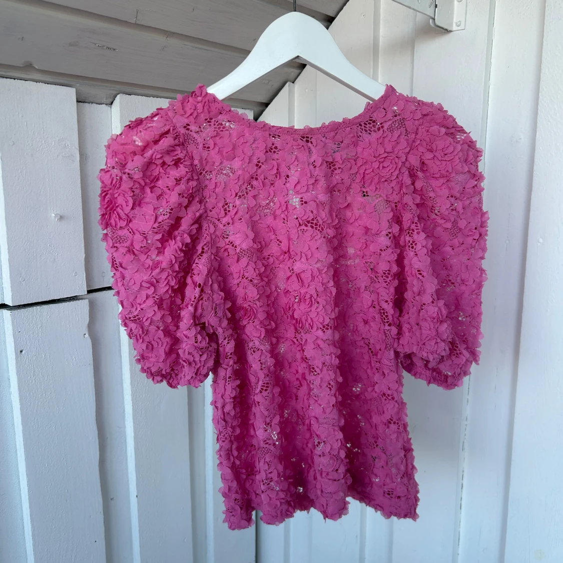 Rosa blommig blus med puffärm XS