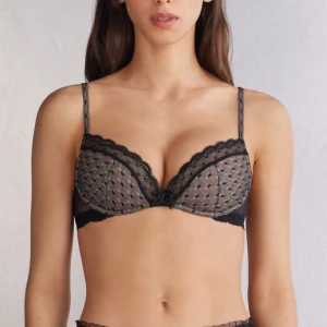 Svart prickig spets bh - Prickig spetsig bh ifrån intimissimi. Finns inte kvar längre, årets alla hjärtans dag kollektion. Använd en gång så helt ny i princip. I modellen gioia 