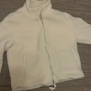 Vit/beige teddyjacka  - Säljer en Teddy jacka då den blivit för liten!! Storlek M men skulle passa xs/s även💕