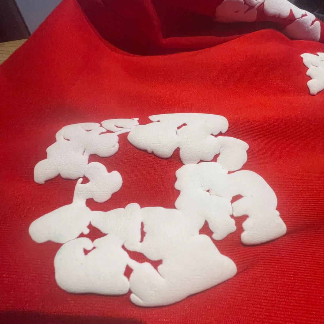 Röd hoodie från Denim Tears  - 3