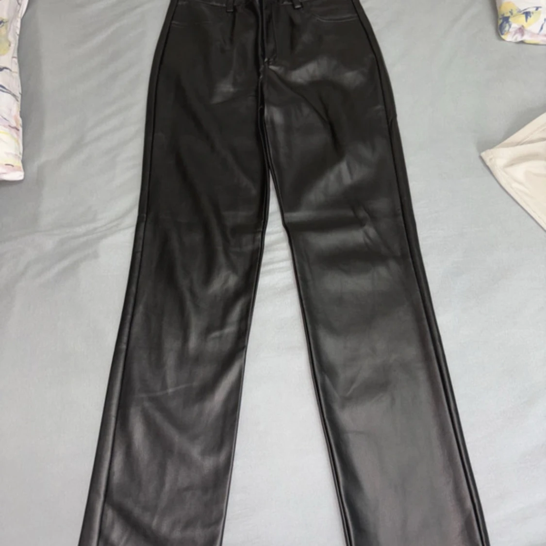 Svarta skinnbyxor från NLY Trend - 2