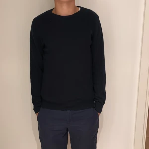 Mörkblå kashmirtröja - Säljer en mörkblå kashmir tröja från Davida. Storleken är S i dam men passar mig som är 170 och väger 50kg. Köpt för ett par år sedan men använd senaste året mycket. Har hål på armbågarna men som är övertäckta av två snygga pads. Vill man laga det själv kan jag enkelt ta bort de innan jag skickar! ✅ Nypris är runt 2500. Kontakta mig om du har några frågor! 👊🏼/Gustav