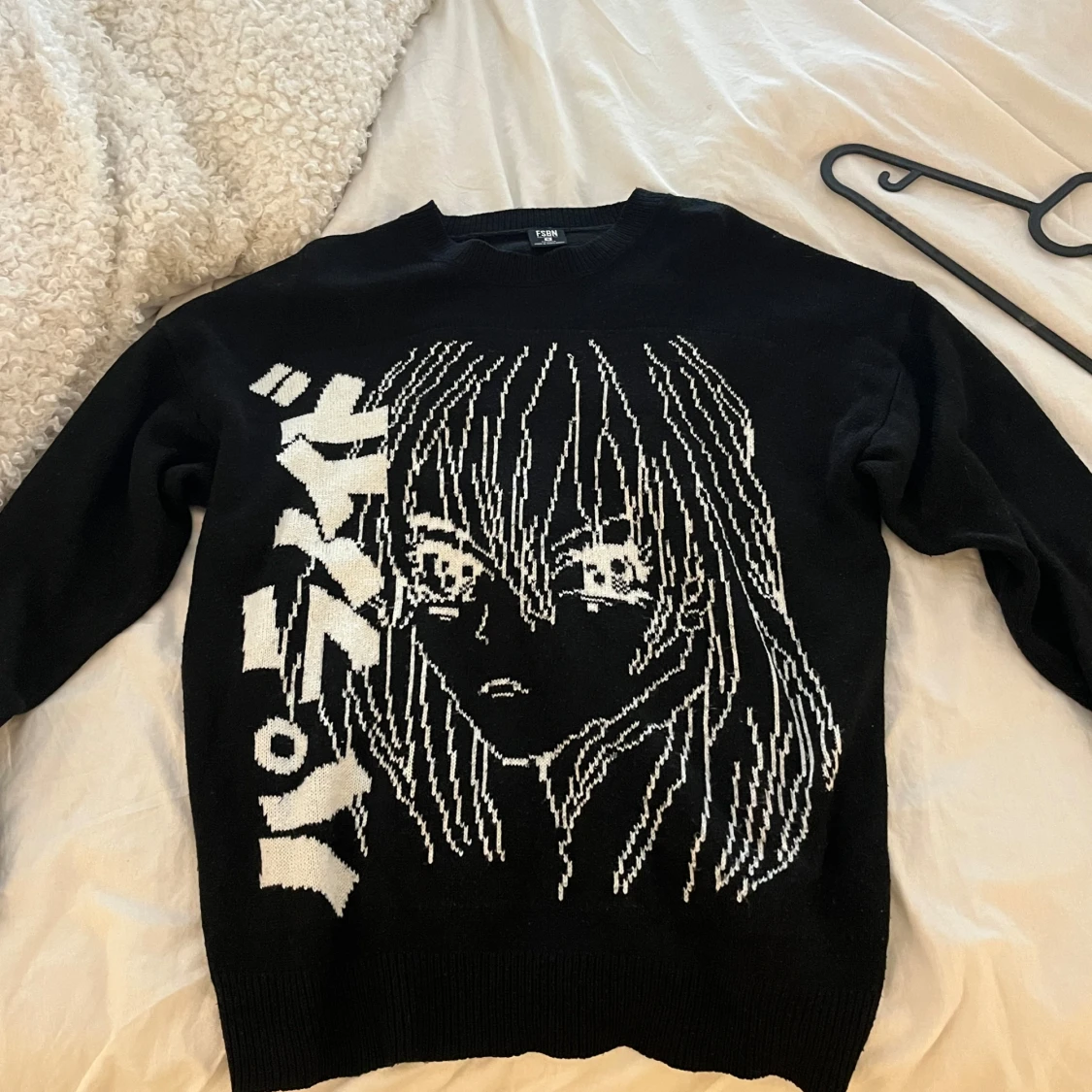 Svart stickad anime-tröja från FSBN